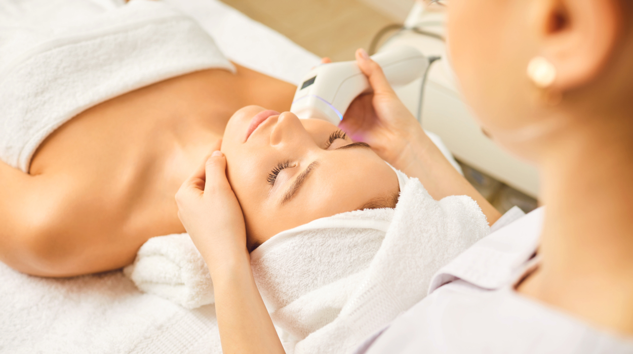Medical spa staff performing luxury treatment that was scheduled with medical spa management software.