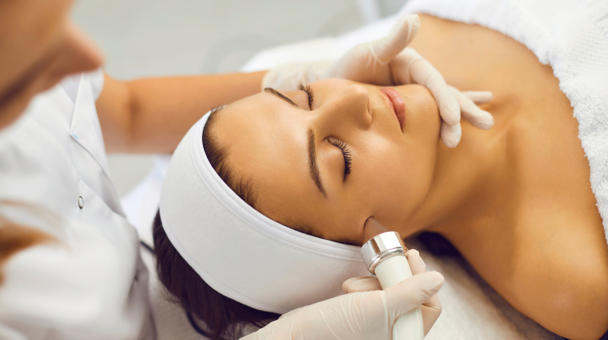 Lymphatic detox and drainage treatment streamlined with aesthetic software.