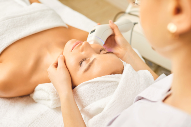 Medical spa staff performing luxury treatment that was scheduled with medical spa management software.