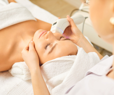 Medical spa staff performing luxury treatment that was scheduled with medical spa management software.