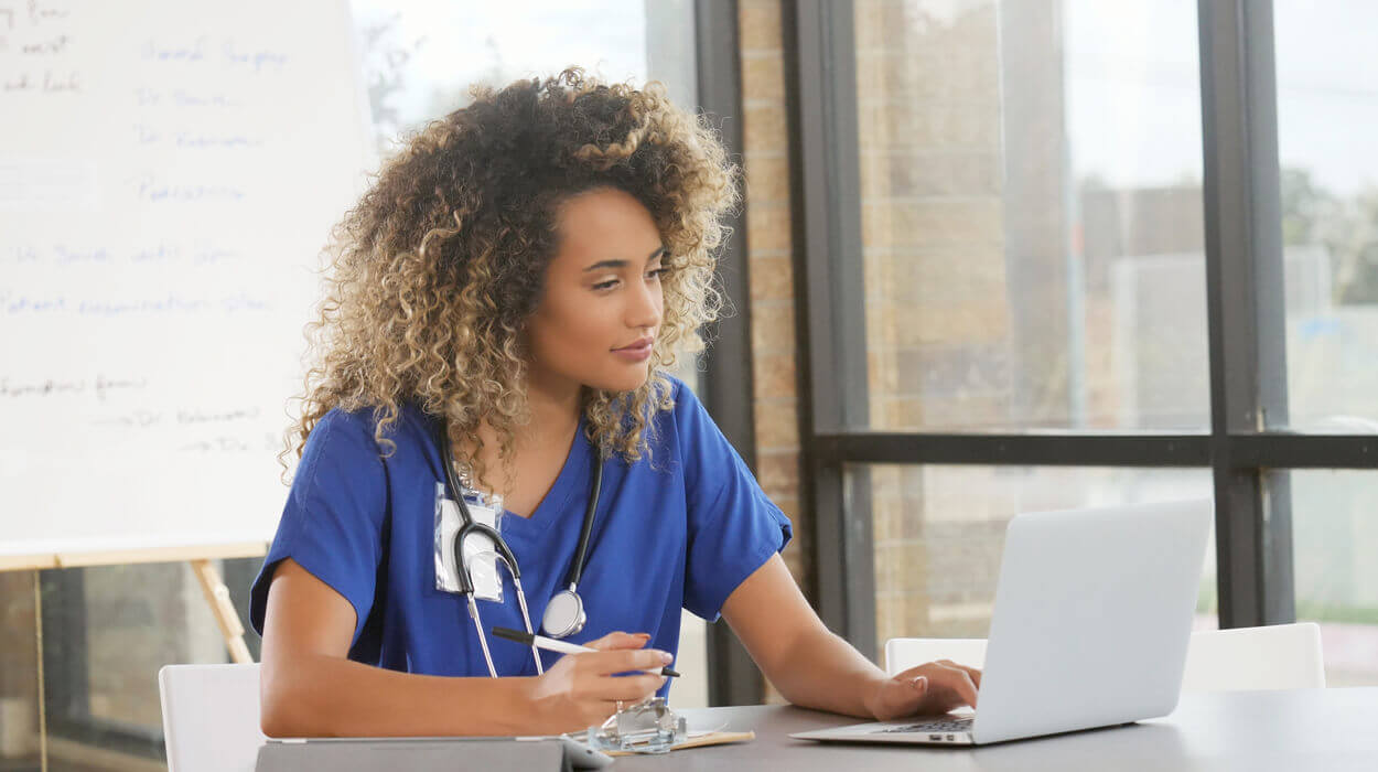 Nurse practitioner using medspa software on the computer.